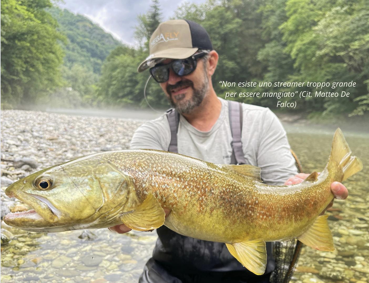 pescatore che tiene in mano una trota